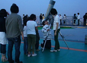 スカイデッキ観望会の様子(09年撮影)