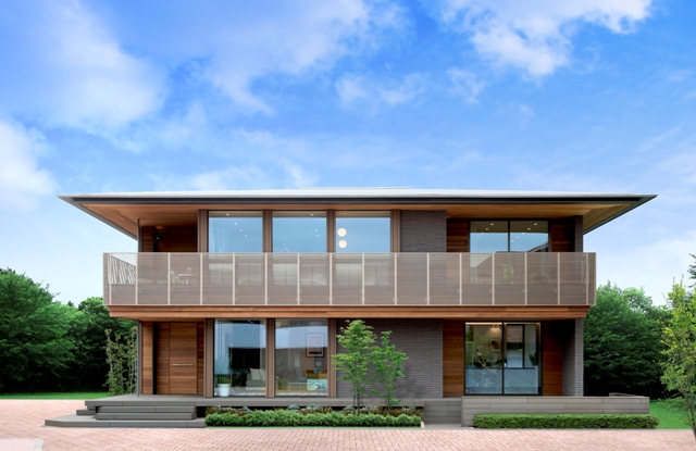 「J・RESIDENCE(ジェイ・レジンデス)」外観。深い軒の出とコーナーまで回り込んだバルコニー、高さ2