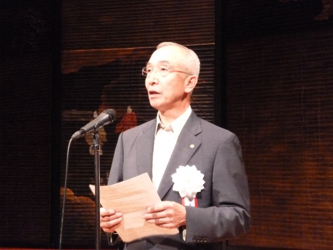 「消費者目線に立って不動産広告の適正化等を推進することで、お客さまの自主的かつ合理的な選択と、事業者間の公正な競争秩序の確保に努めたい」と挨拶する植木新会長