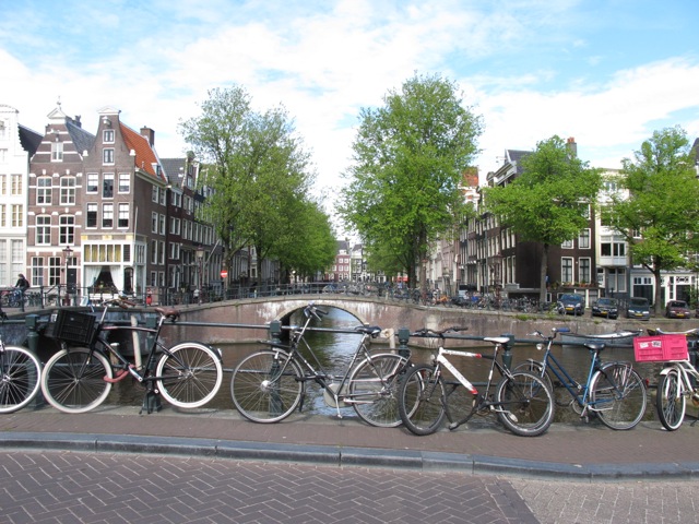 運河と自転車、歴史的な建築物が立ち並んだ典型的なアムステルダム市の光景（オランダ　アムステルダム市。以下同）