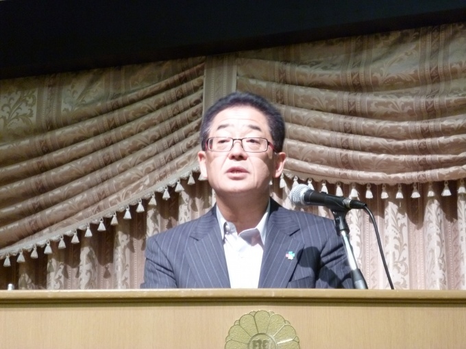「12年度は、賃貸住宅管理業者登録制度の普及・推進を軸に事業を展開、注力して、住環境の向上や賃貸住宅の整備・活性化に邁進していく」と挨拶した三好会長