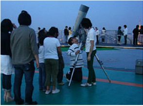 6月21日および7月7日は、森タワー屋上で星空の観望会を実施