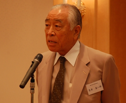 「健康保険組合を取り巻く環境はさらに厳しくなるという危機感があるが、理事の皆さまの協力を得ながら、少しでも赤字を少なくしていきたい」などと抱負を述べた荒井理事長