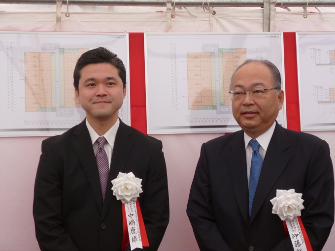 LIM代表取締役兼CEOの中嶋康雄氏(左)と三菱地所代表取締役専務執行役員の伊藤裕慶氏(右)