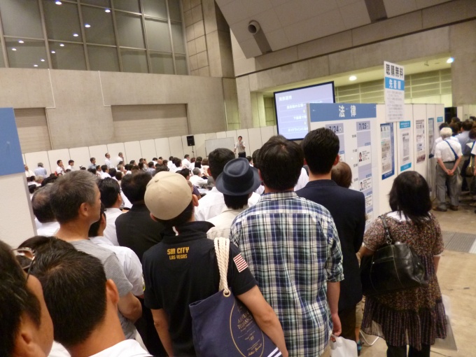 期間中に80以上のセミナーが開催された。盛況のセミナーでは立ち見も