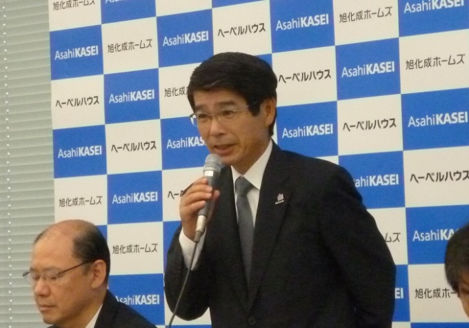 「親世帯に単身の子供と若夫婦がともに暮らす2.5世帯住宅の市場は今後大きくなっていく」と話す同社取締役兼副社長執行役員住宅事業統括マーケティング本部長の池田英輔氏