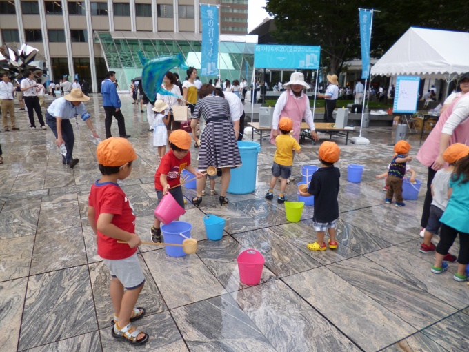 エリア内に所在する保育園児も打ち水に参加