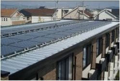 アパートの屋根に設置された太陽光パネル