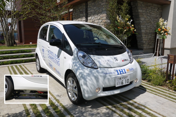 磁界共鳴技術を使った、ケーブルを使わない電気自動車の充電設備を設置。ワイヤレス給電への取り組みは住宅メーカーでは初(左下が非接触の送電部・受電部)