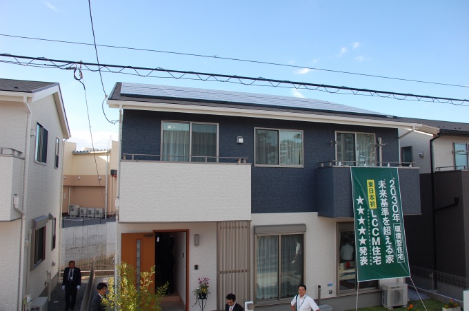 パワーホームがベースのLCCM住宅外観。屋根を埋め尽くす太陽光発電パネルが印象的