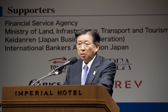 「本フォーラムが世界の不動産投資市場活性化の一助となれば」と語った同協会会長の岩沙弘道氏