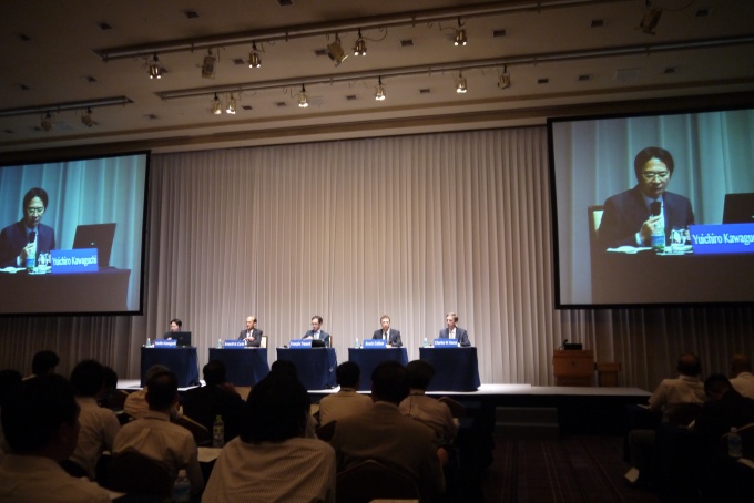 パネルディスカッション「東京市場の回復と今後の展望-リスクオン・リスクオフ時代の不動産投資戦略-」の様子。不動産のトッププレイヤーたちによる、東京のポジション分析と抱える課題などについて議論が交わされた。モデレーターは早稲田大学大学院教授の川口有一郎氏