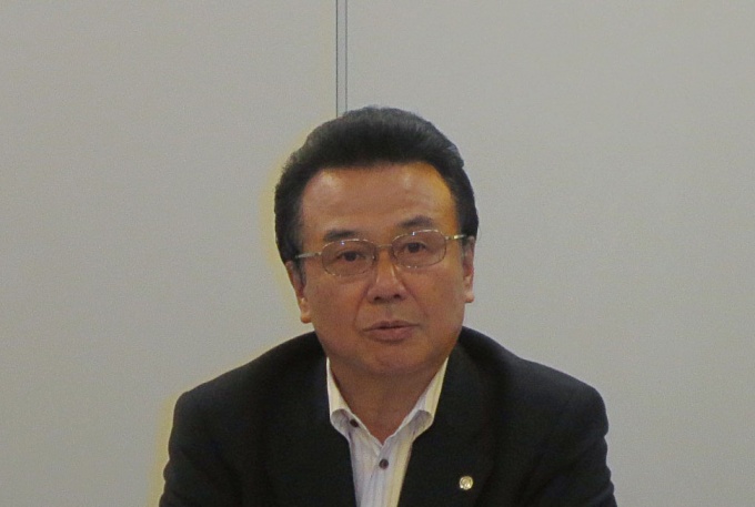 「産業政策委員会のメンバーはディベロッパー系列の管理会社やビルメンテナンス会社等、バランスに考慮した人選となった」等と語る山根理事長