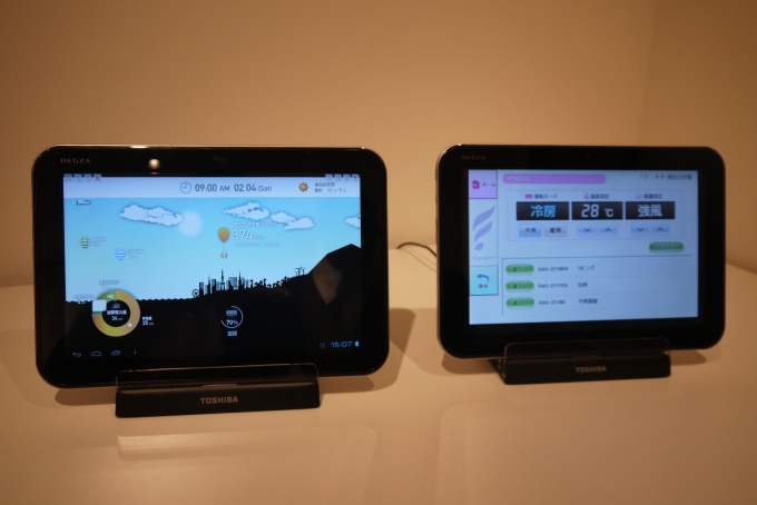 向かって左がMEMS、右がHEMSのモニター画面。「見える化」することで電力使用状況が把握できる。なお、HEMS対応のタブレットは各住戸に標準装備される
