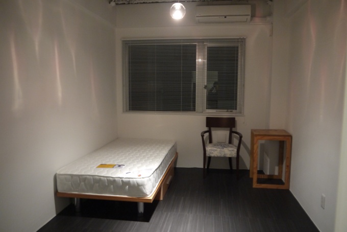 平均的な7.3畳のの部屋。床は階によって違う