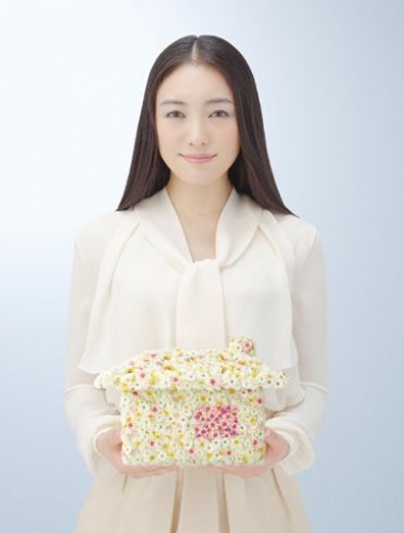 新しくイメージキャラクターに起用された仲間由紀恵さん