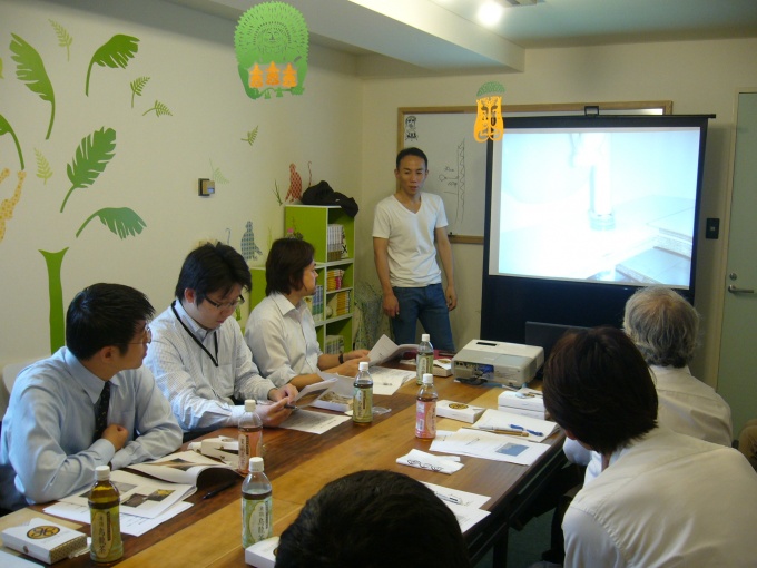 資産価値を保つマンションをテーマに講演する長嶋氏。参加したマスコミ関係者も熱心に聴講していた