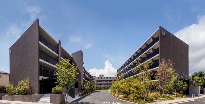 「ヒューリックガーデン津田沼」(左)と3月に竣工した「ヒューリックレジデンス津田沼」(右)