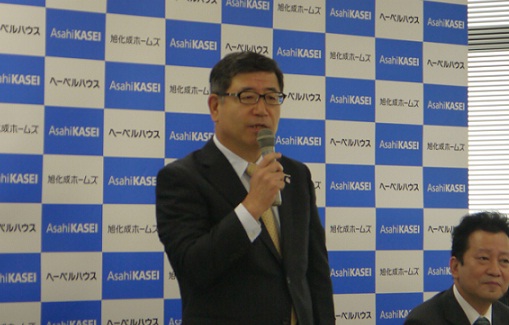 「吹き抜けを設けて、ご主人の居場所をつくることで、夫婦のつかず離れずの程良い距離感を提案する」と話す同社代表取締役社長の森田敏晴氏