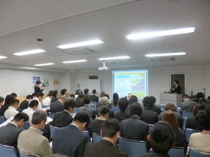 説明会には約80名の会員が集まった