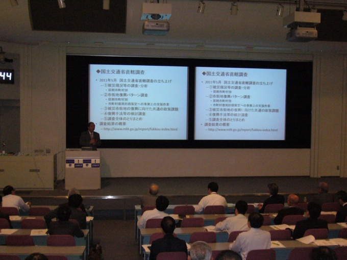 東京工業大学大学院教授の中井検裕氏による講演の様子