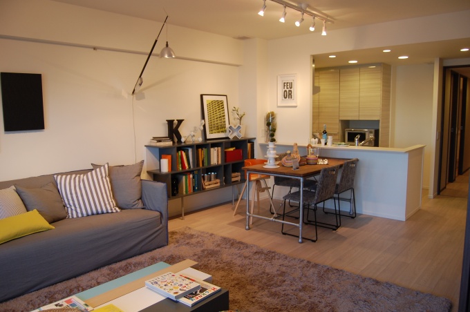 モデルルーム内部。同社オリジナルの「L'sキッチン」などを標準採用しながら、住友不動産のアドバイスによる設備機器なども盛り込まれている