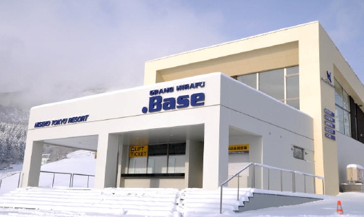 新スキーセンター「.BASE」外観