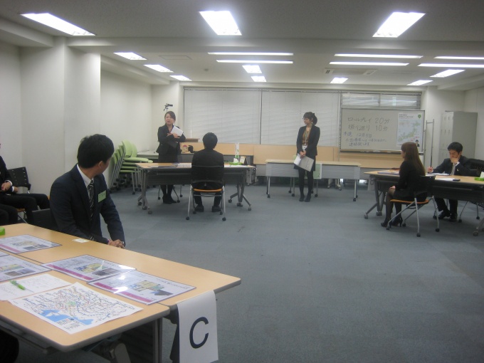 審査後は評価シートをもとに参加者に良かった点、反省点などをフィードバック。その内容は会場の全員で共有する
