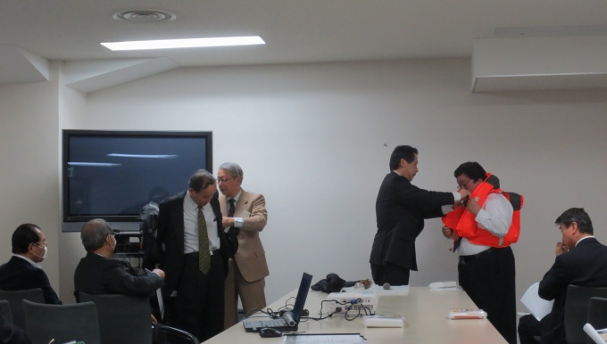 瞬間膨張防護服の実演。消防団からのニーズが高いという