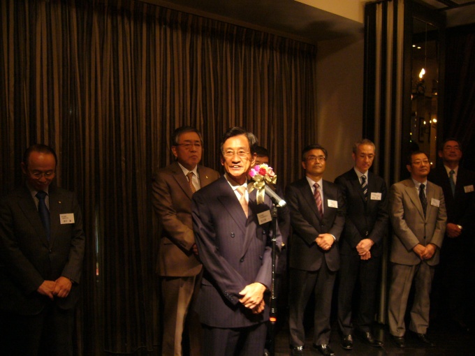 会の冒頭で挨拶する東京建物(株)代表取締役社長の佐久間 一氏