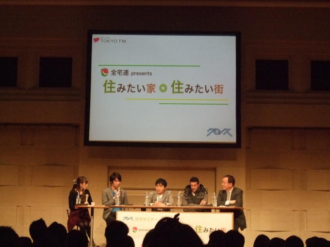 進行は、FM東京でレギュラー番組を持つタレントの中西哲生さん(左から2番目)
