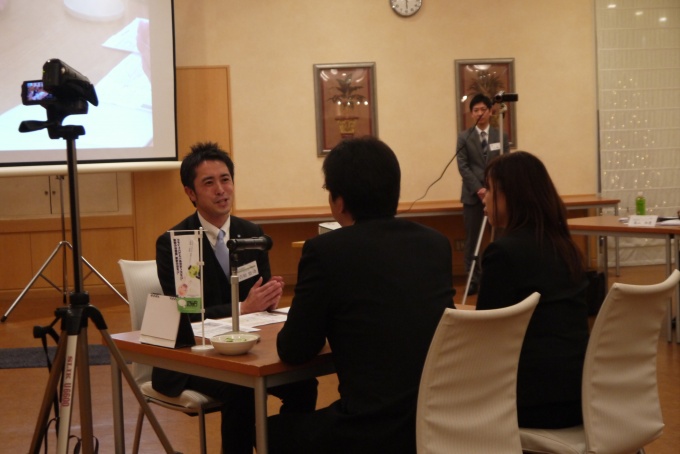 売買部門で金賞受賞の上大岡店・吉原悠司氏の接客デモの様子