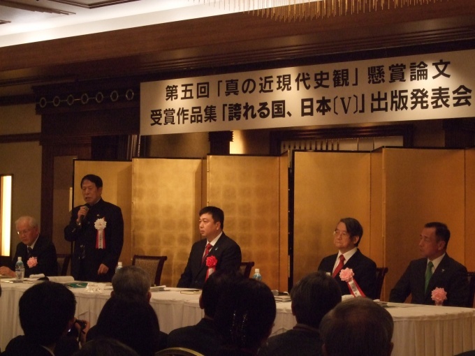 主催者挨拶をする企画発行人のアパグループ代表の元谷外志雄氏