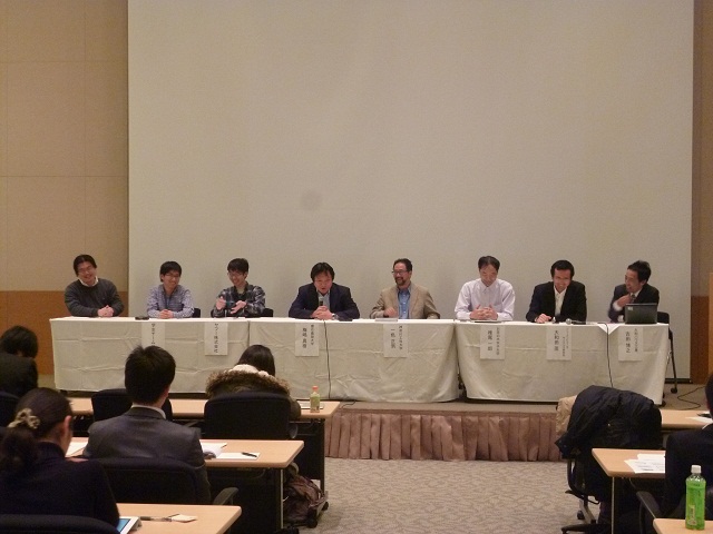 Q&Aセッションの様子。「住宅および住宅設備機器と情報通信技術が融合することで、今後どういったビジネスモデルが考えられるか?」などをテーマに、パネラー間で議論が交わされた