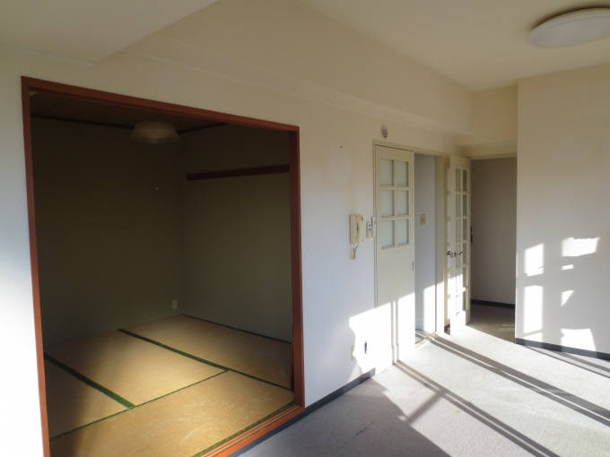 3LDKの既存住戸。段差が多く各部屋が手狭な印象