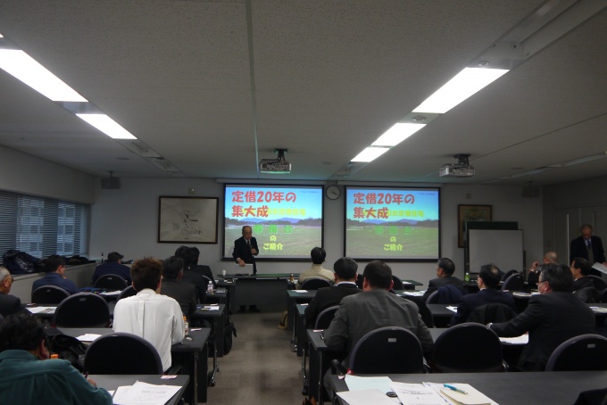 セミナーの様子。春風台のまちづくりについて紹介する同協会理事長の勝木雅治氏