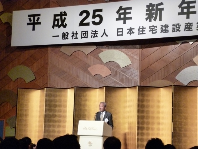 「政府に住宅の消費税の負担軽減をはじめ、各種税体系の見直しを求めていく」と挨拶する(社)日本住宅建設産業協会理事長の神山和郎氏