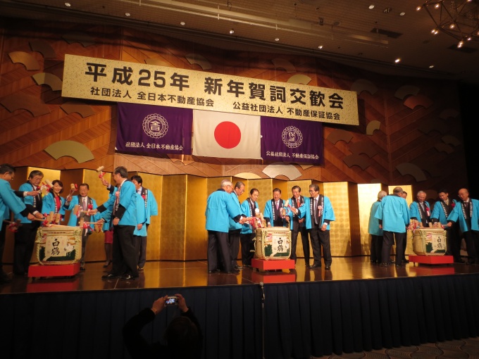 来賓らによる鏡割りも行なわれ、盛会だった賀詞交歓会
