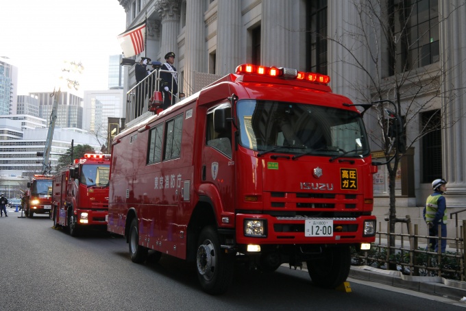 はしご車のほか、指揮統括車、指揮隊車、ポンプ車、特別救助車、照明電源車が出動