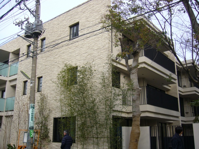 「羽根木の森レジデンス」外観。建物の南側はそのまま木を残し、北側には樹木を移植することで「森の邸宅」をイメージしている