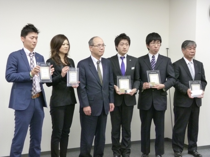 表彰式の様子。(社)日本木造住宅産業協会専務理事・熊 建夫氏(中央)と表彰された成績優秀者上位5名