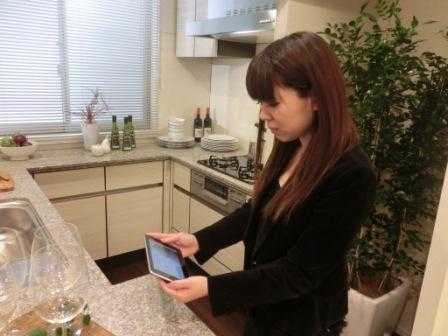 マンションギャラリー内のNFCタブにタブレットでかざすと説明動画が見られる