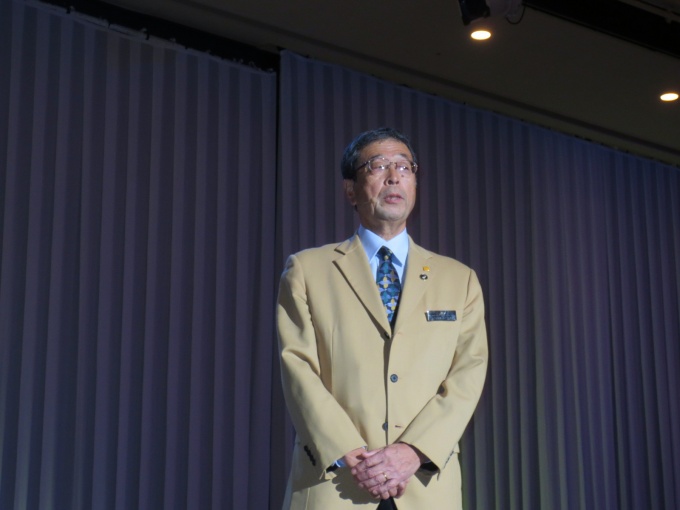 「今年も売上高20%アップを目標にしたい」と参加者に語りかける三津川社長