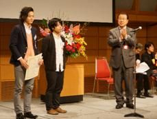 左より最優秀賞の堀江氏と小林氏、大東建託三鍋社長