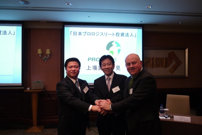 左から、プロロジス代表取締役社長の山田御酒氏、日本プロロジスリート投資法人執行役員の坂下雅弘氏、プロロジス取締会長兼CEOのハミード R.モダガム氏