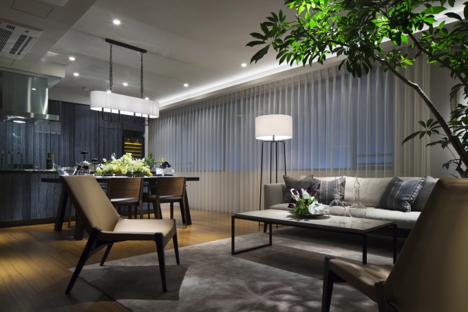 「グランコート」モデルルーム。広さを生かしたPP分離とワイドスパン、突き板フローリング・建具、天然石など高級素材を多用した内装が売り