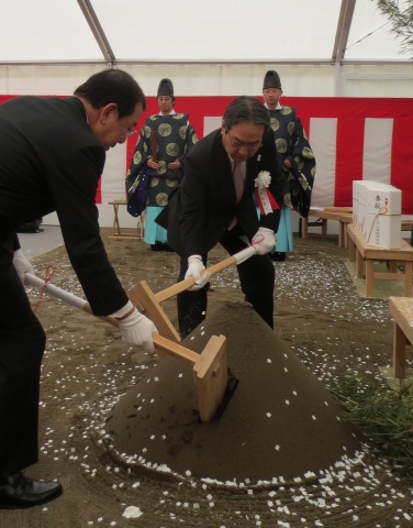 地鎮祭にて斎鍬を行なう三菱地所会長・木村惠司氏(右)とJXホールディングス会長・木村 康氏(左)
