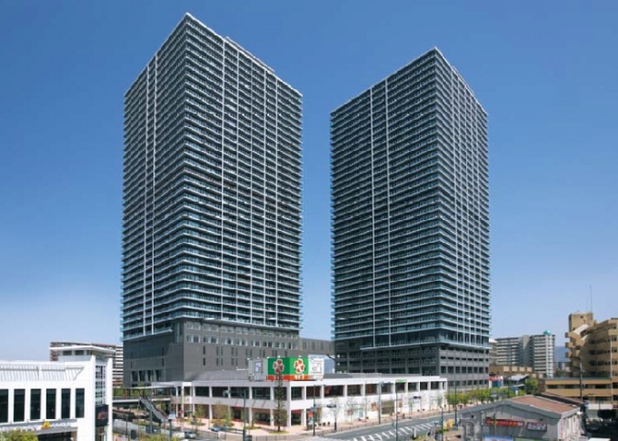 「メガシティタワーズ」外観。左側が西棟、右側が東棟
