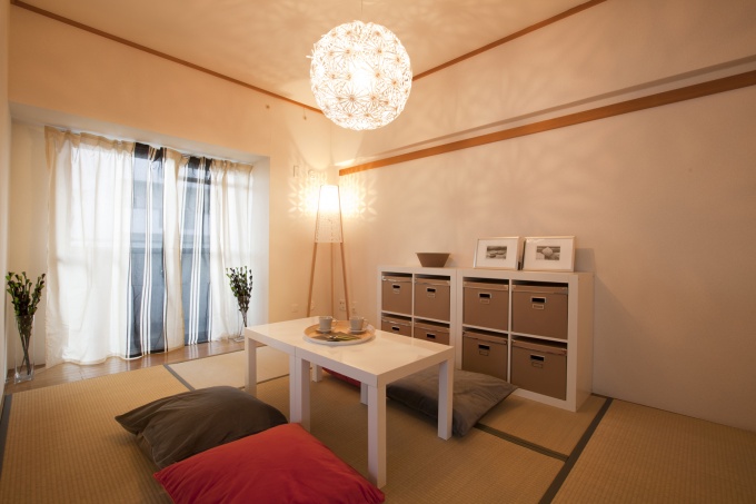 和室は白の家具を基調にアースカラーのクッションなどで落ち着いた雰囲気に