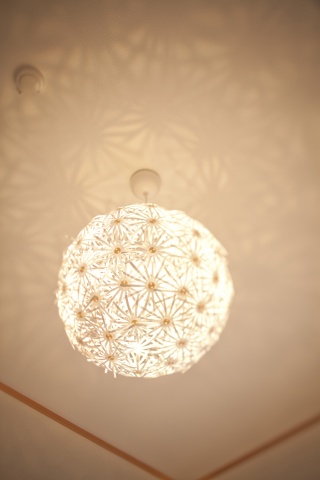 和室の照明。壁や天井に模様が浮かびあがるものを使用するだけで、ガラっと雰囲気が変わる
